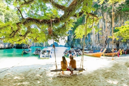 Descubre la belleza de la isla de Hong: un viaje en lancha rápida