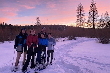 Lake Tahoe: Sunset Snowshoe Trek with Hot Drinks and Snacks