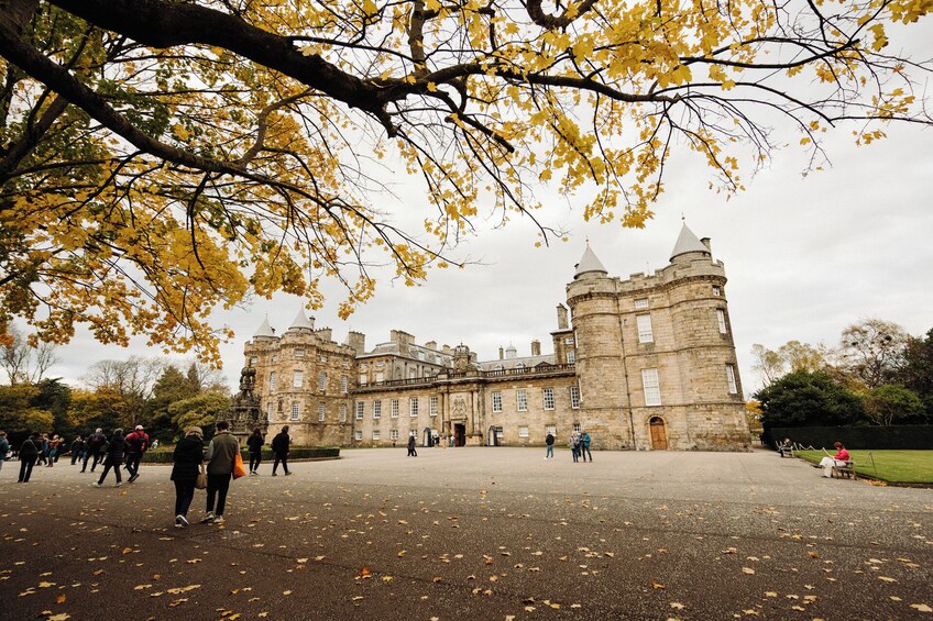 Edinburgh in a Day Tour with Castle, Royal Mile & Holyrood