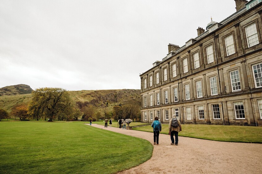 Edinburgh in a Day Tour with Castle, Royal Mile & Holyrood