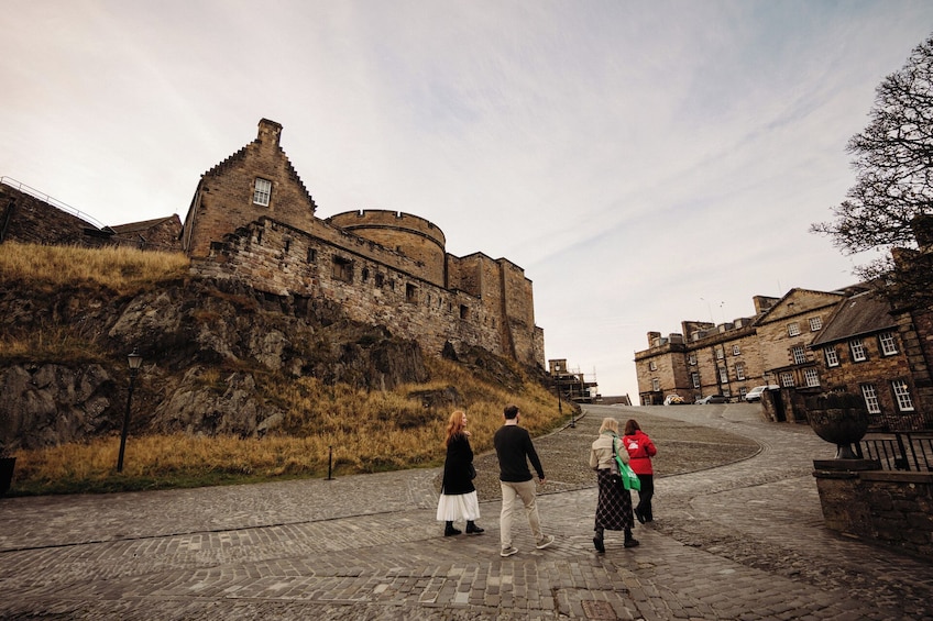 Edinburgh in a Day Tour with Castle, Royal Mile & Holyrood