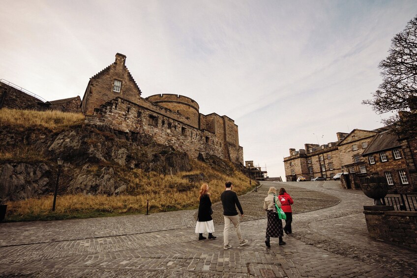 Edinburgh in a Day Tour with Castle, Royal Mile & Holyrood
