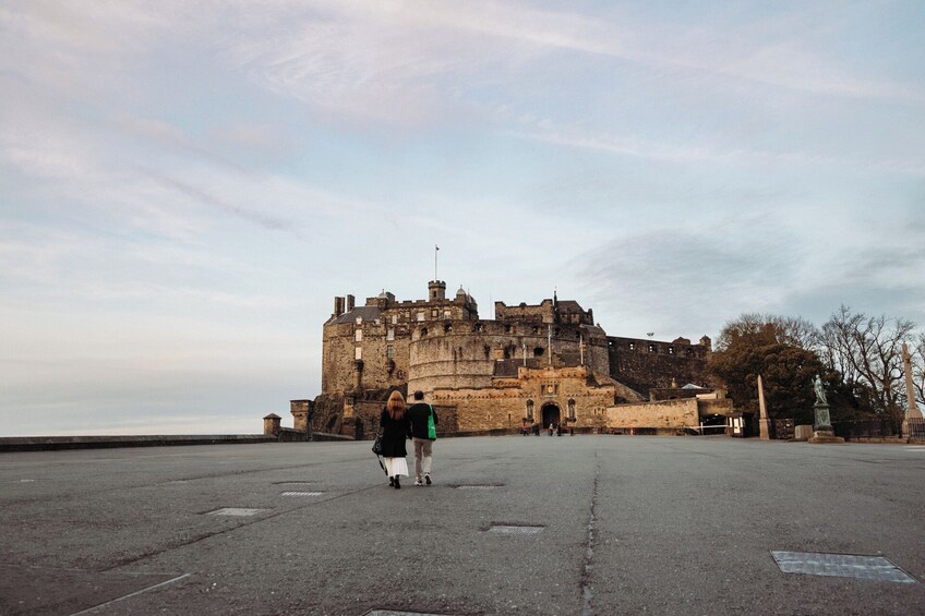 Edinburgh in a Day Tour with Castle, Royal Mile & Holyrood