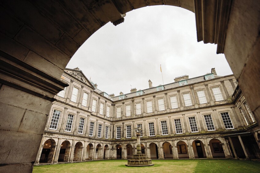Edinburgh in a Day Tour with Castle, Royal Mile & Holyrood
