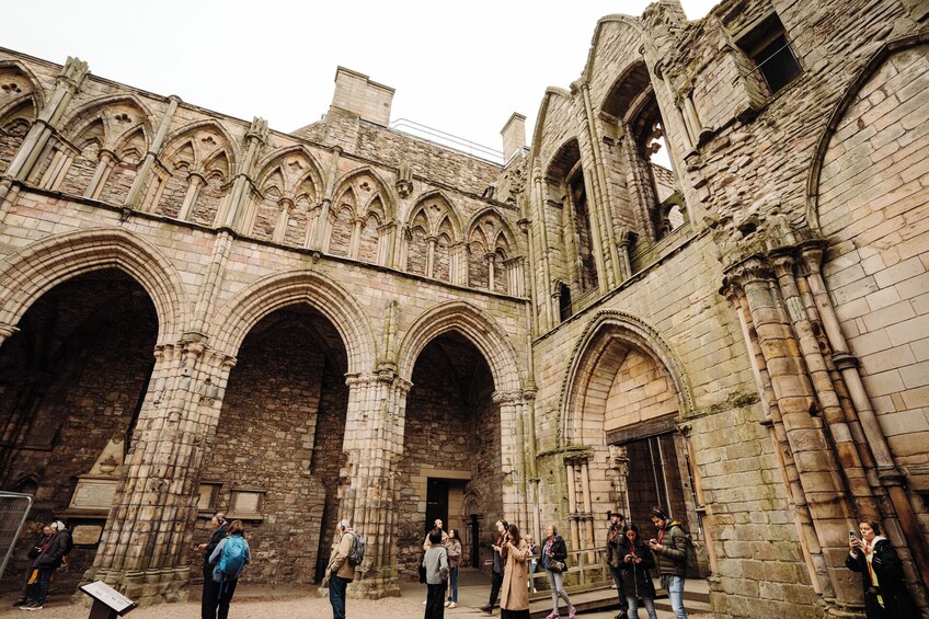 Edinburgh in a Day Tour with Castle, Royal Mile & Holyrood