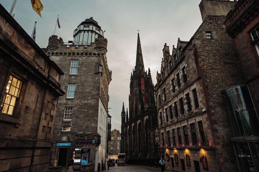 Edinburgh in a Day Tour with Castle, Royal Mile & Holyrood