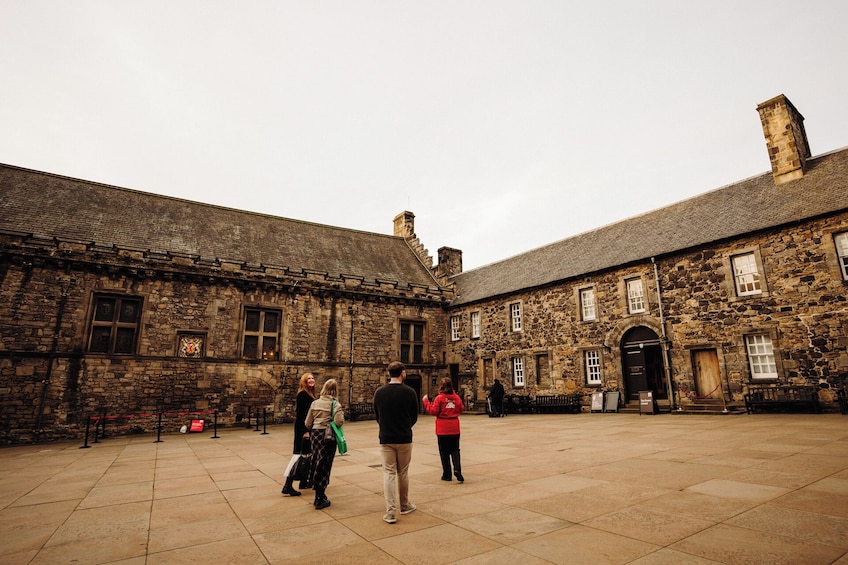 Edinburgh in a Day Tour with Private Early Access to Edinburgh Castle