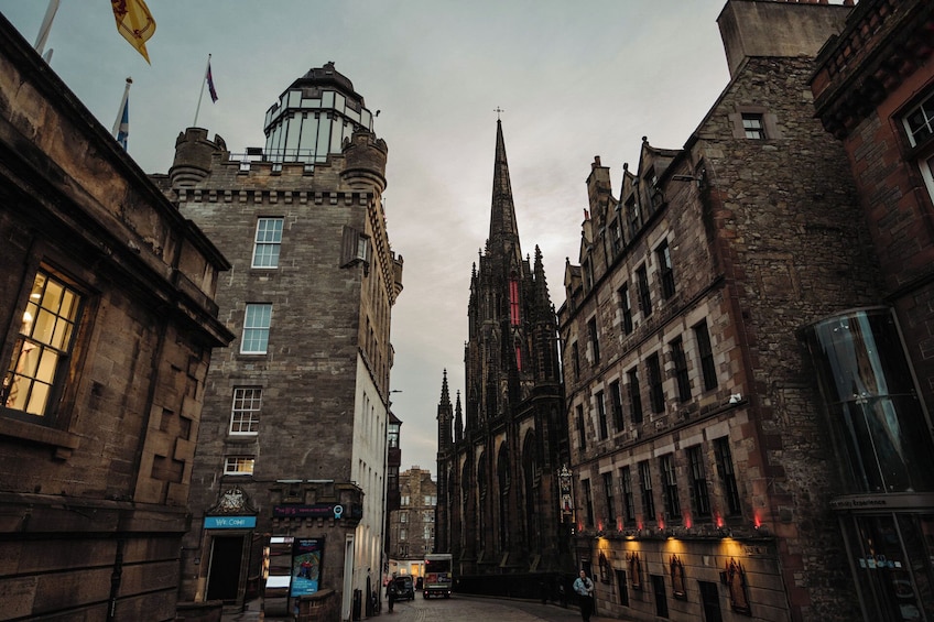 Edinburgh in a Day Tour with Private Early Access to Edinburgh Castle