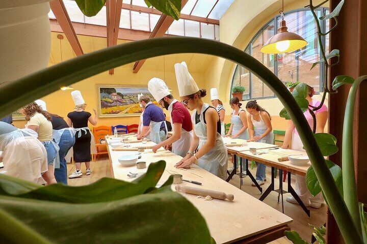 Siena: Pasta and Tiramisu Small Group Cooking Class with Wine