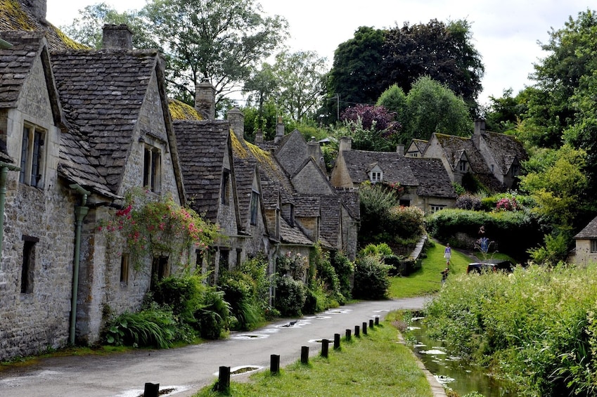 Classic Cotswolds Villages: Private Luxury Car Tour from London