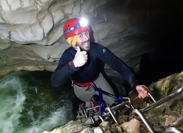 Christchurch: Cave Stream & Castle Hill Tour