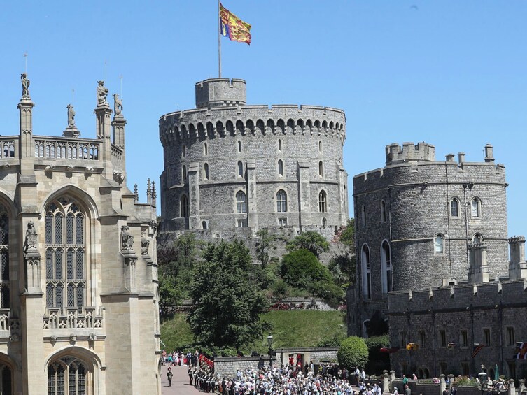 Windsor Castle & Stonehenge: Private Luxury Car Tour from London