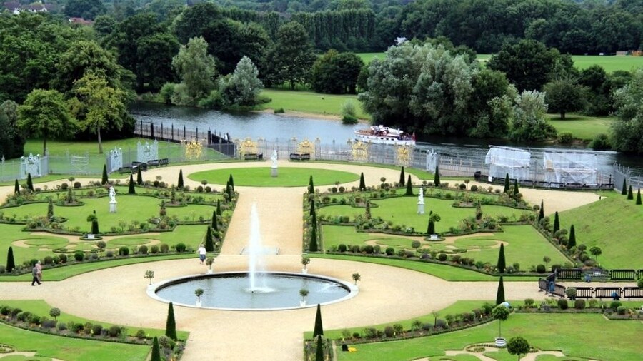Windsor Castle & Hampton Court Palace: Private Luxury Car Tour