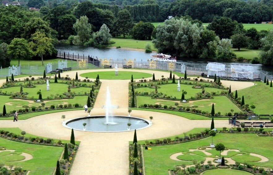 Windsor Castle & Hampton Court Palace: Private Luxury Car Tour