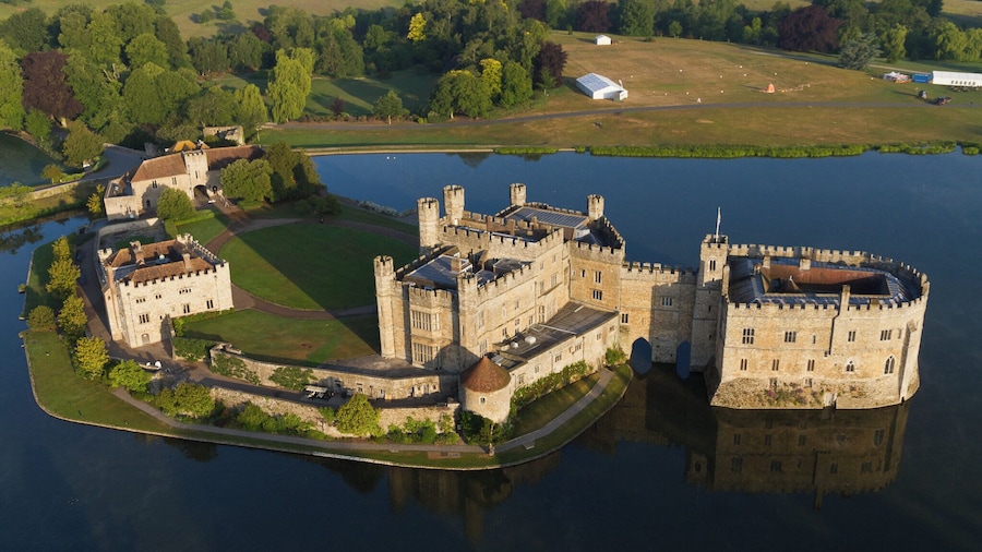 Leeds Castle, Canterbury & Dover: Private Car Tour from London