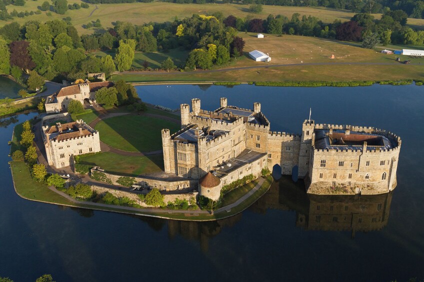 Leeds Castle, Canterbury & Dover: Private Car Tour from London