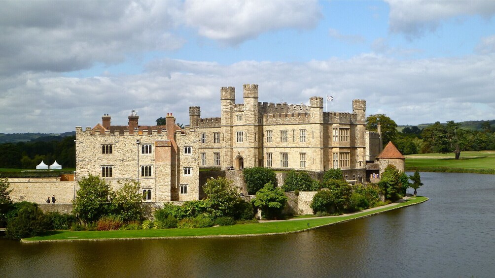 Leeds Castle, Canterbury & Dover: Private Car Tour from London