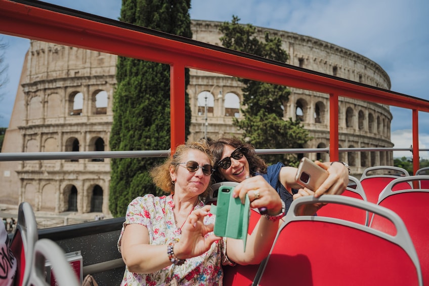 Disembark and Discover Transfer from Civitavecchia to Rome with Open Bus