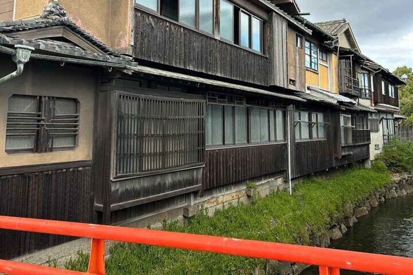 the former ryotei-inn Maruyasu, located near Ebisu-no-Miya Tenmangu Shrine. 