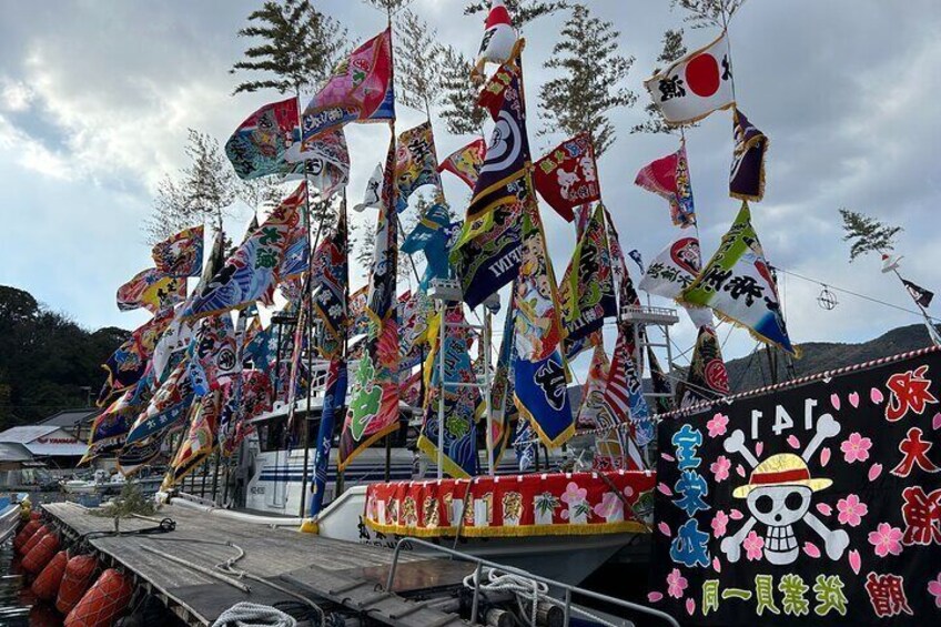 During the New Year, the boats in Murotsu are beautifully decorated with colorful fishing flags.