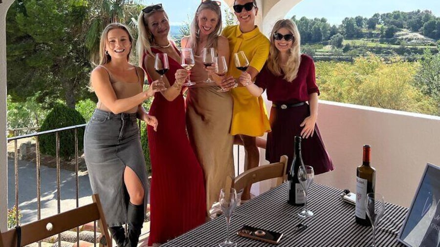 Barcelona: Scenic Vineyard Horseback Ride & Wine Tasting & Tapas