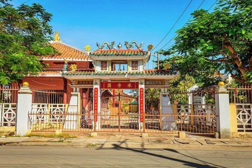 The Dinh Vạn Thủy Tú, an ancient temple dedicated to the Whale God. Here, you’ll explore unique artifacts and learn about the local fishermen’s traditions