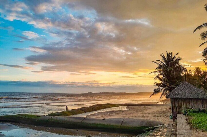 Relaxing by the Sea: Spend the afternoon relaxing at Mũi Né Beach. The beach is known for its clear waters, gentle waves, and coconut palm-lined shores.