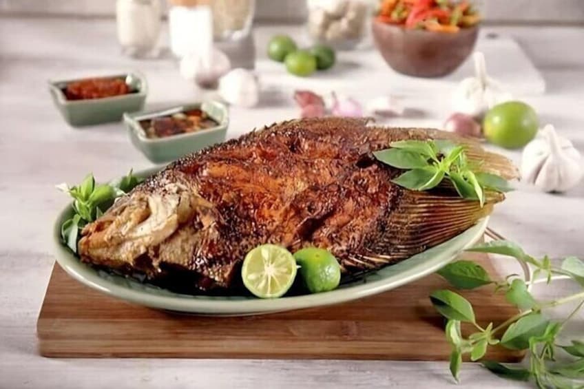 Feast on Indonesian cuisine to complete your Indonesian experience (grilled fish, Indonesian fried chicken, stir fried kangkong, fried tofu and fresh juice). Vegetarian options by request