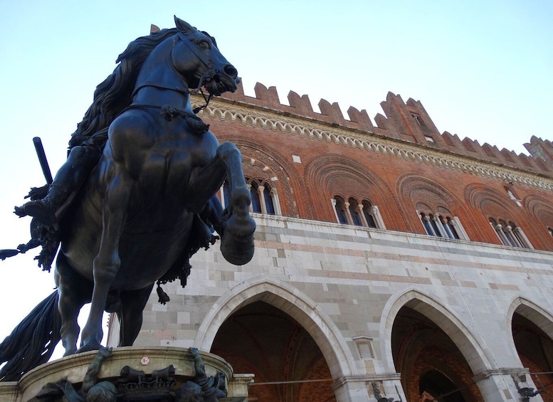 Piacenza: Guided Historical Walking Tour & Old Center