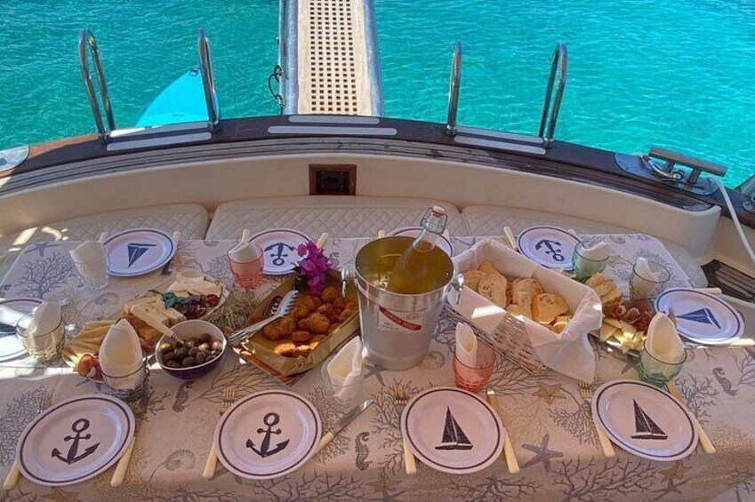 South Corsica Tour by Wood Speedboat with Lunch from Palau