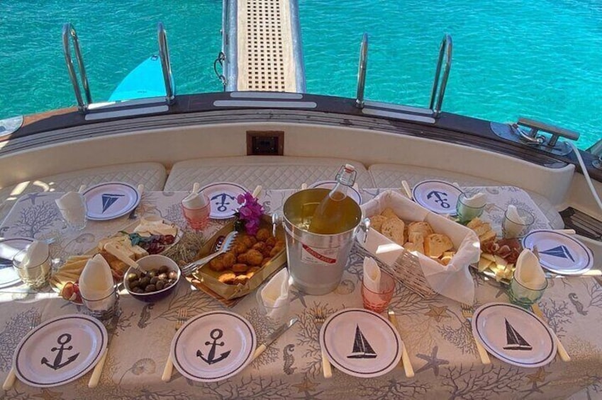 South Corsica Tour by Wood Speedboat with Lunch from Palau
