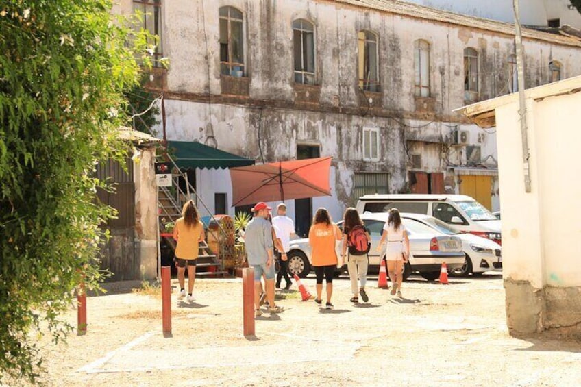 At the end of our walk we will enter a dance studio and put ourselves under the instructions of a professional artist to learn the steps
basics of a flamenco dance. 