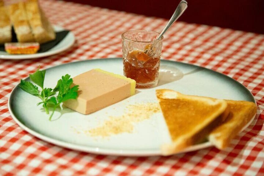 foie gras enhanced with caramelized onion marmalade, accompanied by the honeyed elegance of a late-harvest French white wine