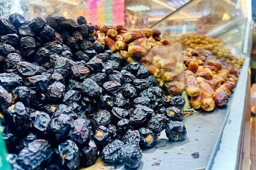 Abu Dhabi’s dates markets offer a rich selection of premium dates, showcasing the UAE’s heritage and love for this nutritious fruit. A must-visit for authentic flavors!