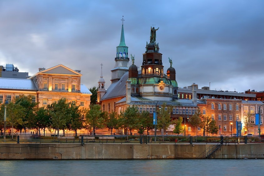 Evening Cruise in Montreal with Circus Acts
