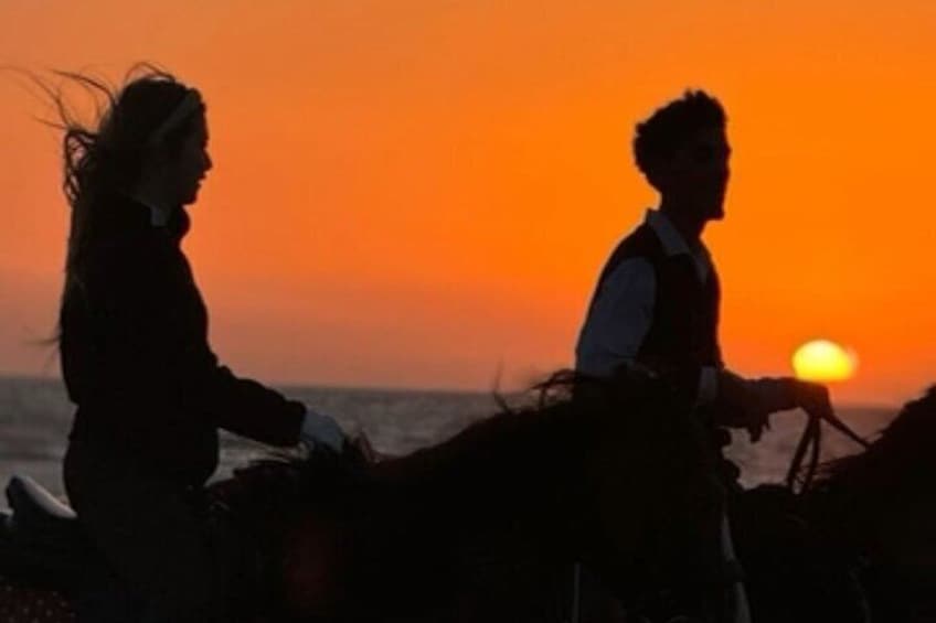 Horseback riding at sunset (2 hours)