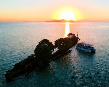 Magnetic Island: Sunset & Shipwreck Cruise