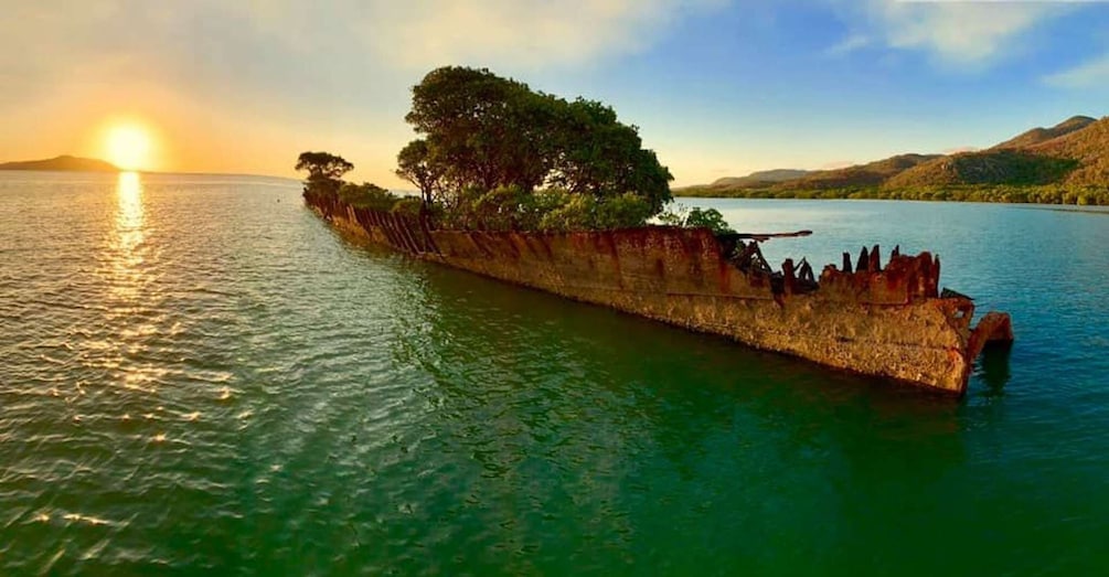 Magnetic Island: Sunset & Shipwreck Cruise