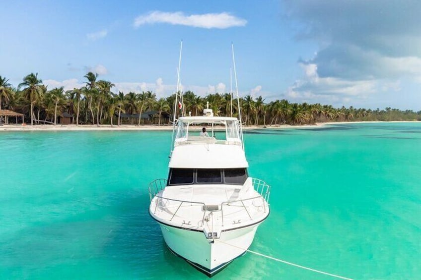 Saona Island: Private Yacht Tour with Snorkel+Booze in DR