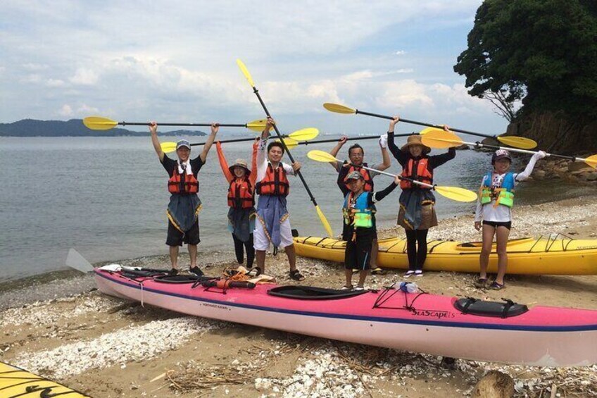 All participants will practice paddling together.