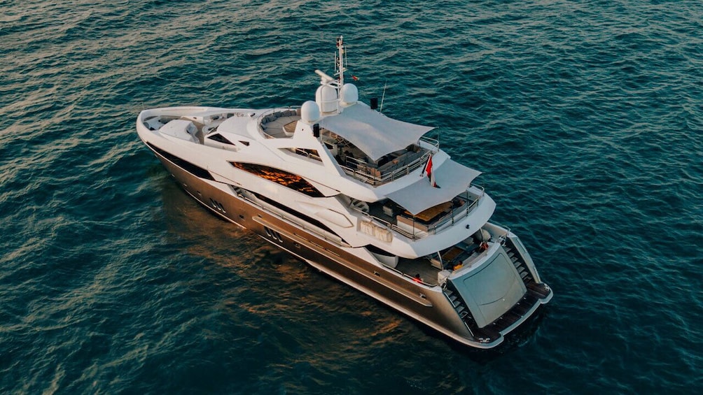 Sunseeker Superyacht: Gourmet Dining, Premium Drinks &Music