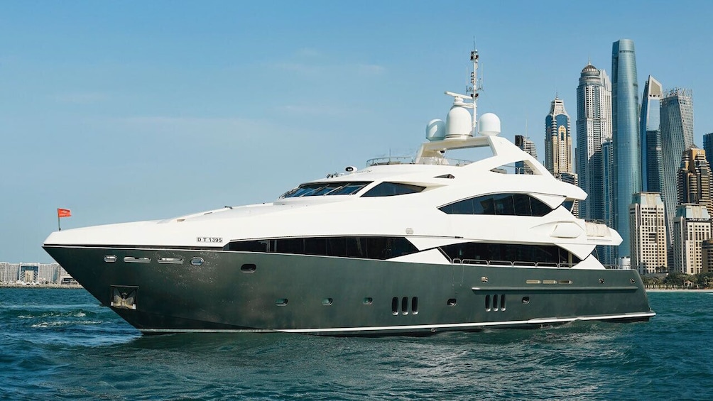 Sunseeker Superyacht: Gourmet Dining, Premium Drinks &Music