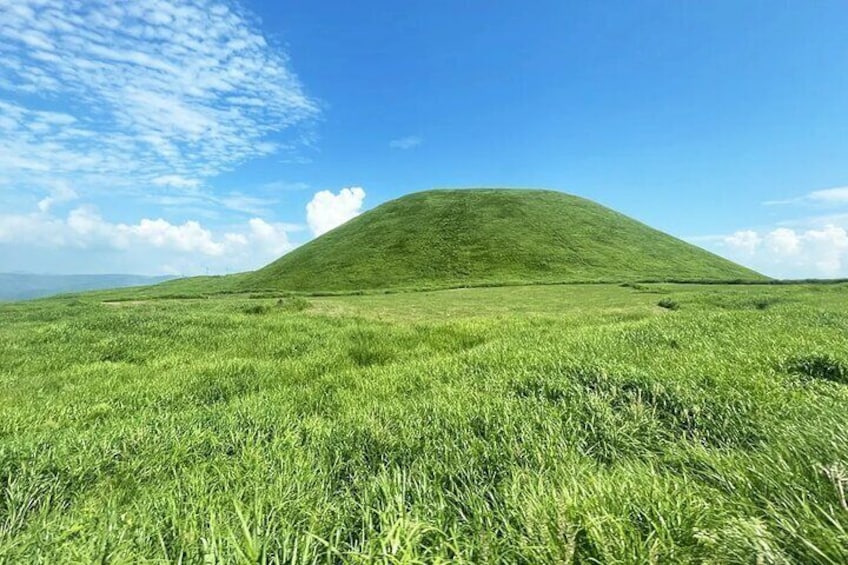 On the way to Kusasenri, there is a small hill about 50 meters high. It is shaped like an upside-down rice bowl. It is a beautiful mountain