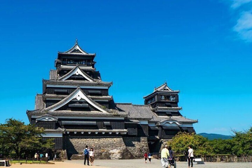 In 1607, Kato Kiyomasa invested the most advanced technology and labor at the time on the plateau called Chausuyama to complete the construction of the famous Kumamoto Castle.