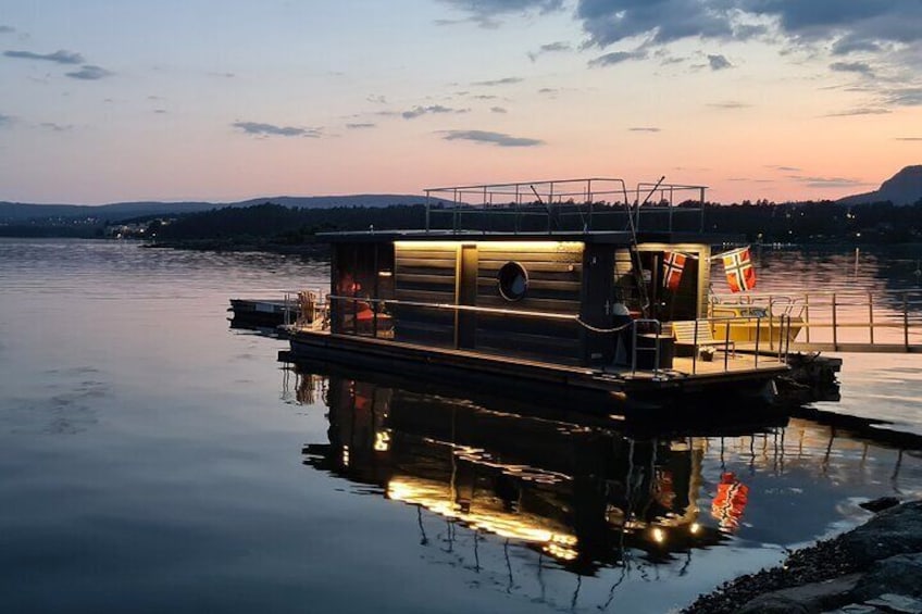 Reflexiones from a summer night at Fornebu