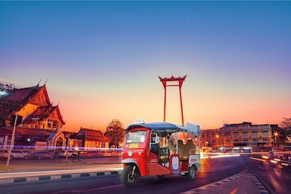Tour privado Explora la noche de Bangkok en Eco Tuk Tuk Electric
