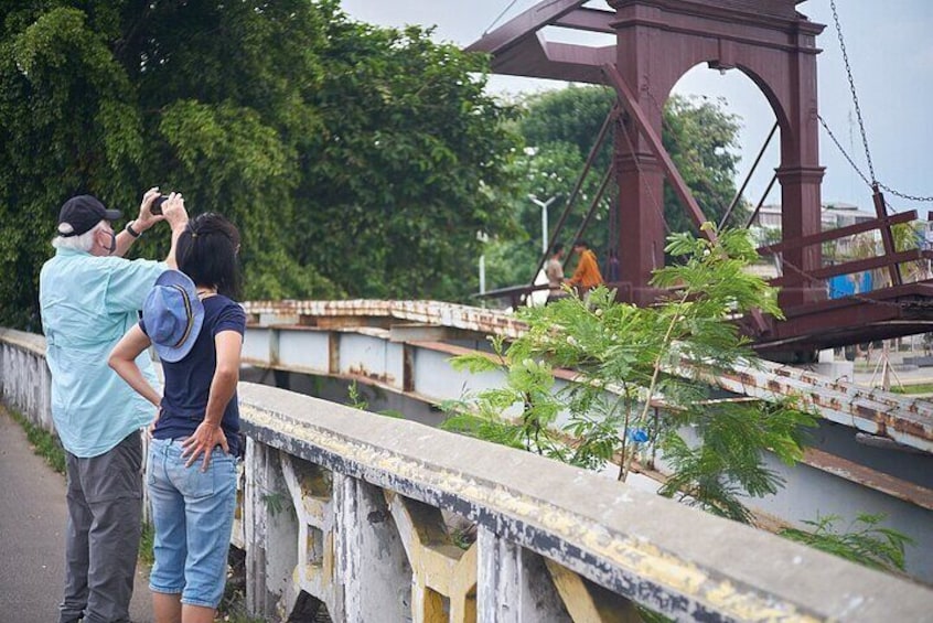 Capturing Indonesia's oldest bridge