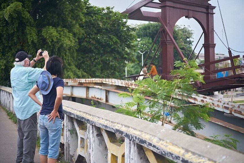 Capturing Indonesia's oldest bridge