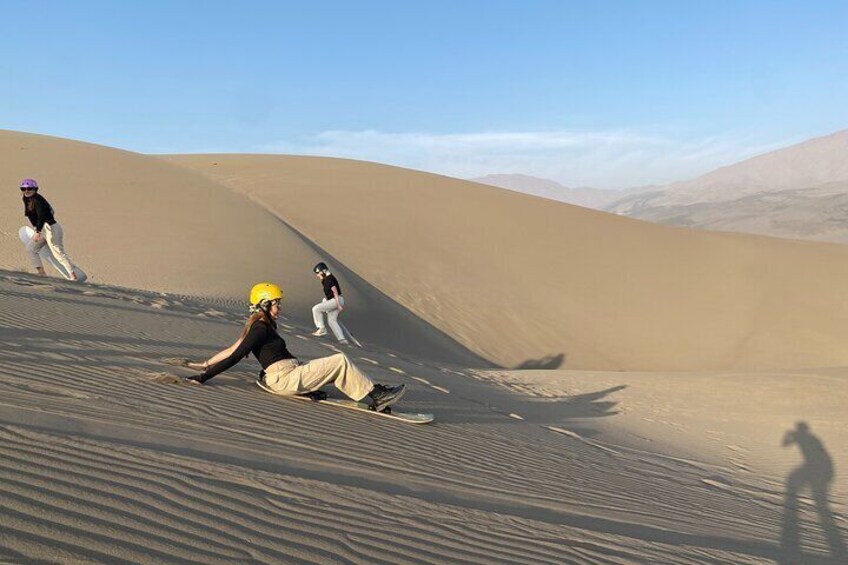 Sledding on dunes - Sand Sledding in Lima - Trineo en Arena o Sandboard Básico en las Lomas de Ancón por Desert Expeditions