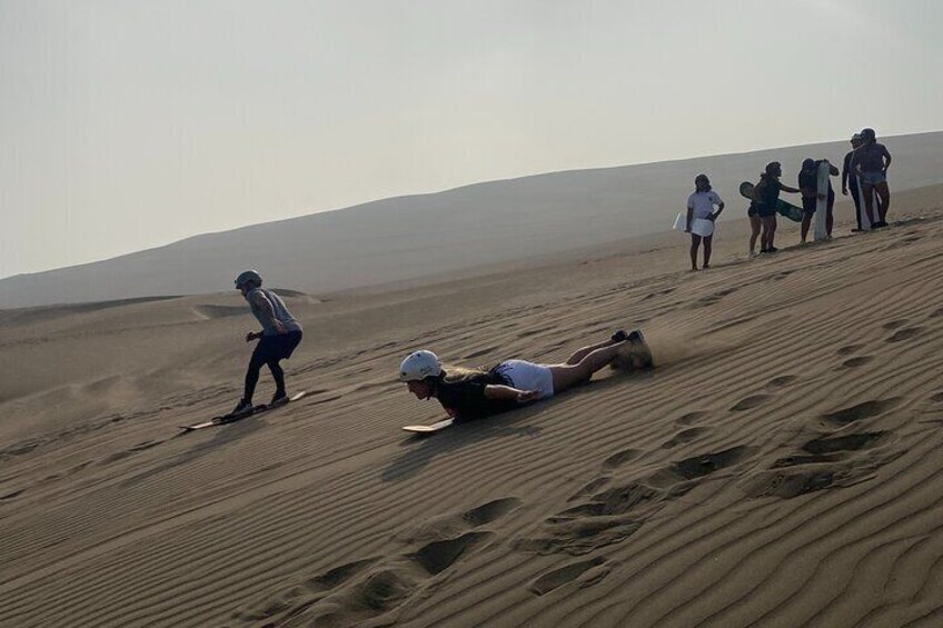 Sledding on dunes - Sand Sledding in Lima - Trineo en Arena o Sandboard Básico en las Lomas de Ancón por Desert Expeditions